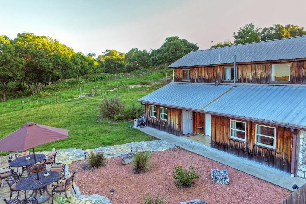 A Barn At The Quarry Bed & Breakfast Fredericksburg Exterior photo