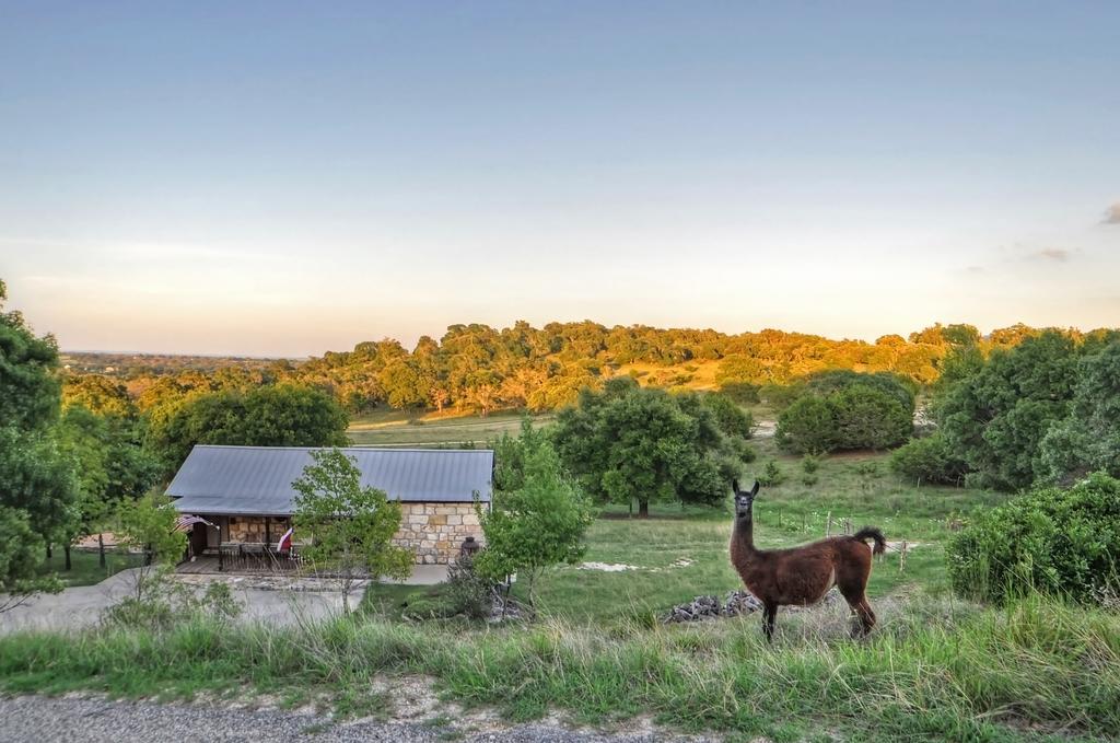 A Barn At The Quarry Bed & Breakfast Fredericksburg Exterior photo